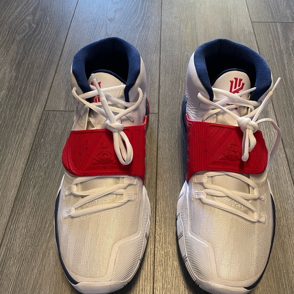 Athletic_Shoes
